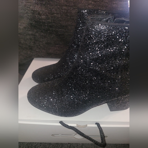 Boots - Picture 3 of 6